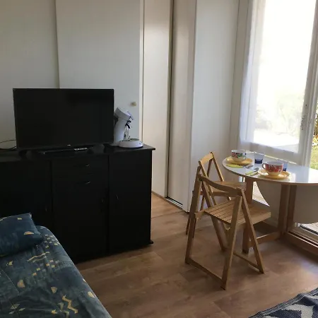 2 Pieces Avec Terrasse Pres De La - Merville-franceville - Fr-1-487-311 *