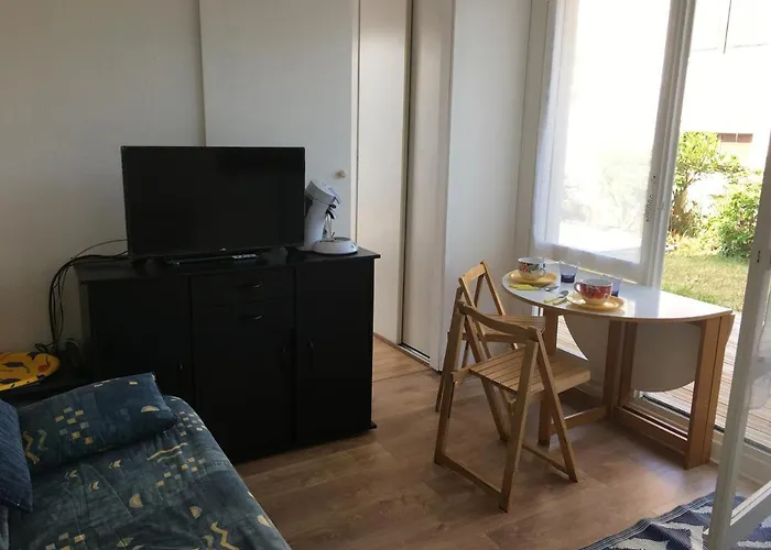 2 Pieces Avec Terrasse Pres De La - Merville-franceville - Fr-1-487-311 *